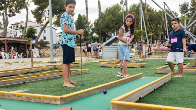 Play Mini Golf